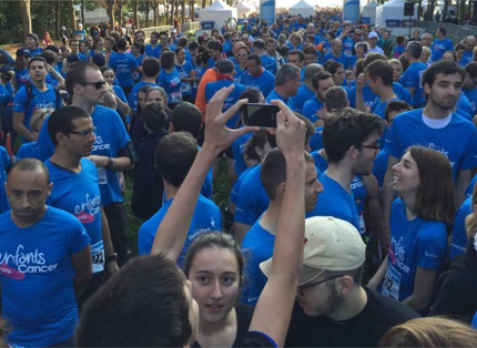 crowd of people in blue T-shirts participating in 'enfants sans cancer' event